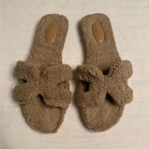 Hesmer - Cozy Brown Fuzzy Slide Sandals